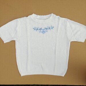 Vintage short sleeved white sweater top with blue embroidery fits like M…
